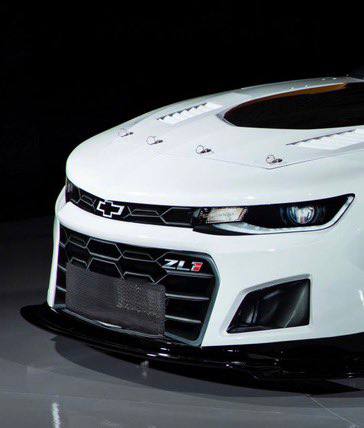 Старый нос Camaro (справа) и новый нос Camaro (слева)